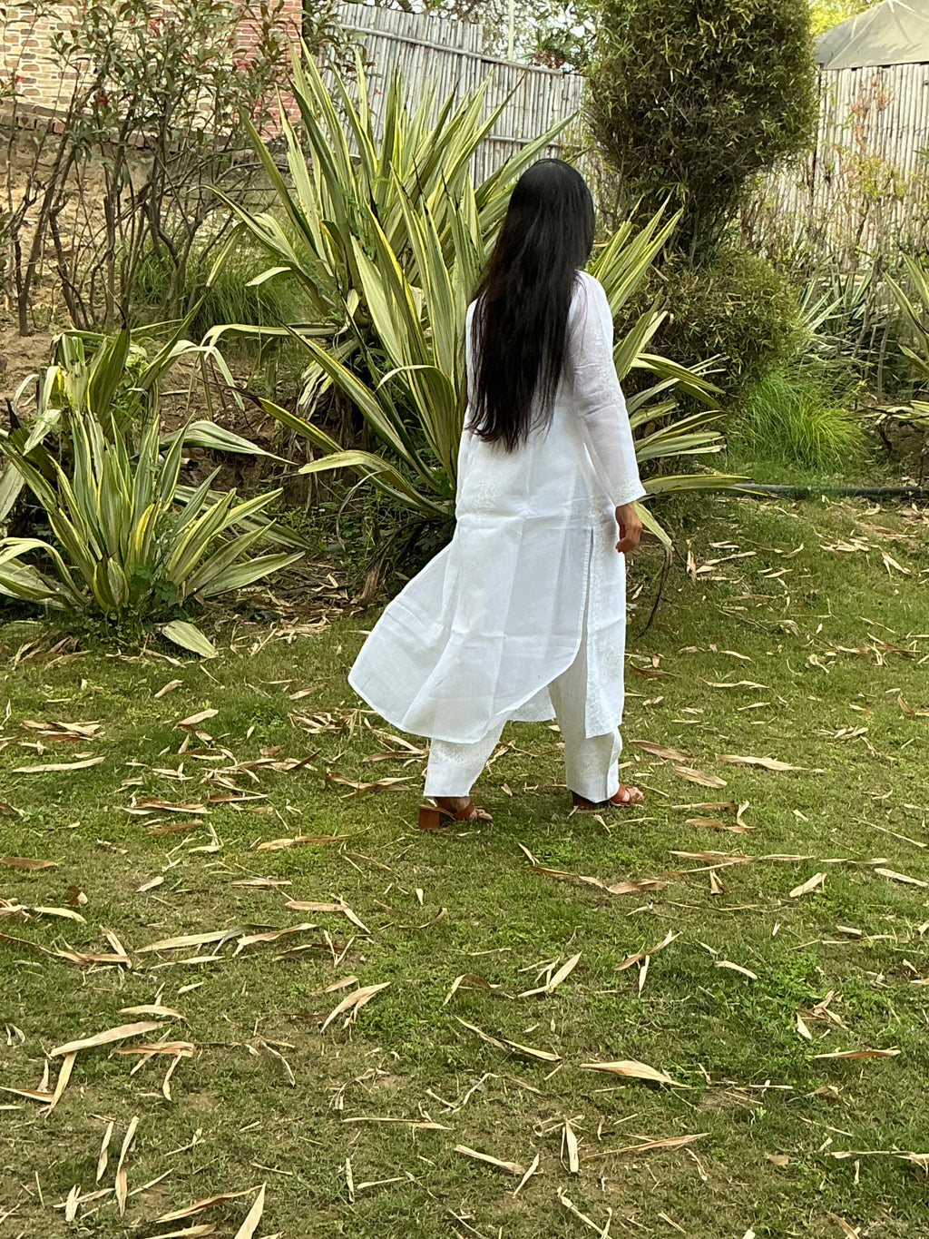 Noor-e-Zariah Chikankari suit set